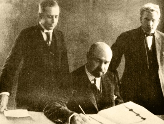 Galvanauskas pasirašo Klaipedos sutarti