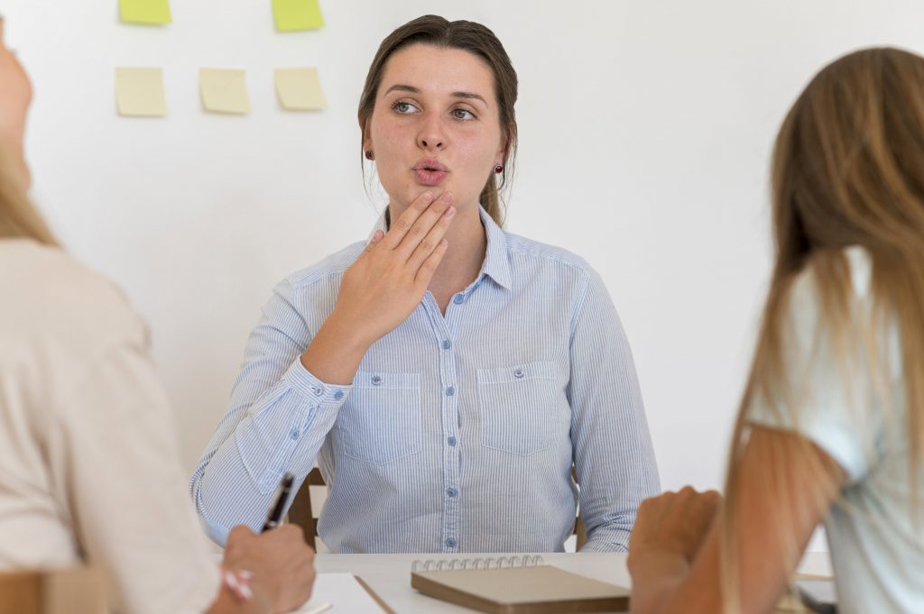 31. Kaip logopedas gali padėti suaugusiems įveikti kalbos sutrikimus ir bendravimo problemas